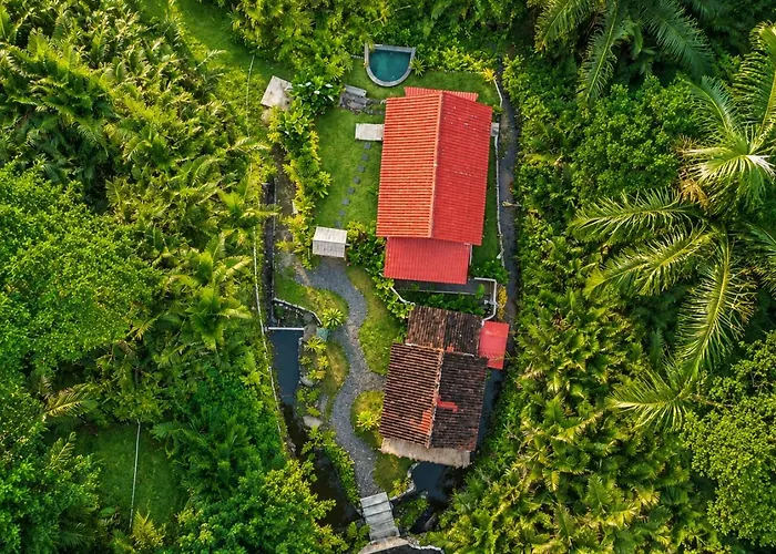 The Payung House - Romantic Riverside Villa *