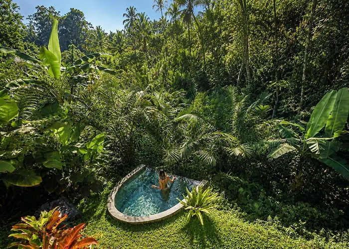 The Payung House - Romantic Riverside Villa Bebandem