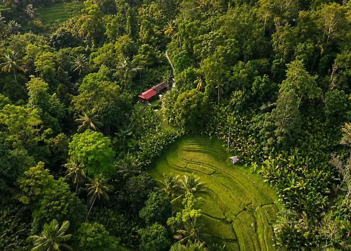 The Payung House - Romantic Riverside Villa Bebandem